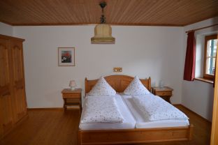 alpenhof-punzenlehen_fewo1-schlafzimmer-w